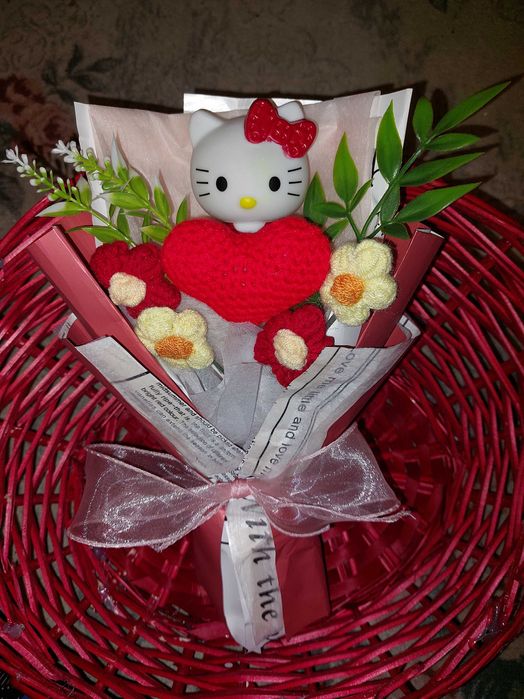 Buchet cu flori si inima tricotata si Hello Kitty i love you