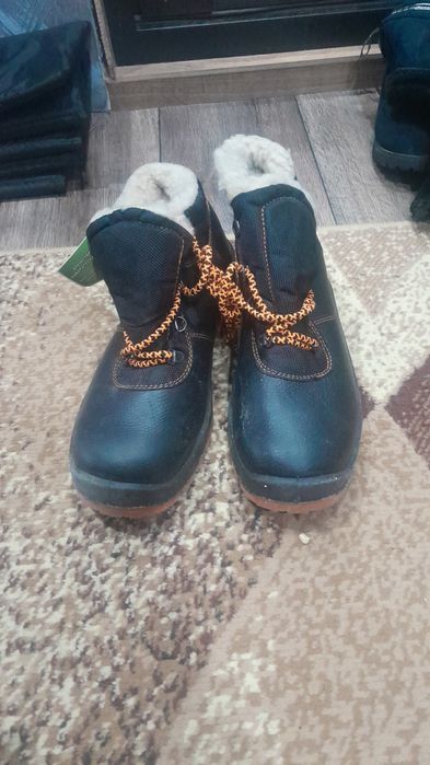 Продам спецобувь рабочие ботинки зимние 42 размер