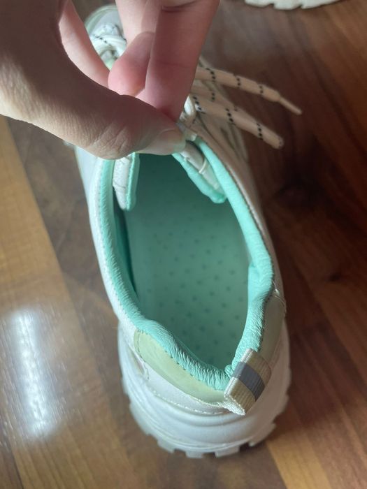 Продам кроссовки женские