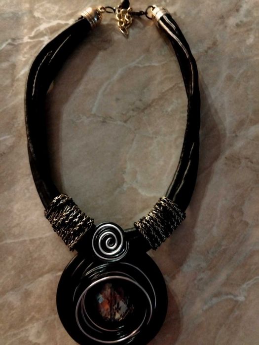Стилно колие в черен цвят