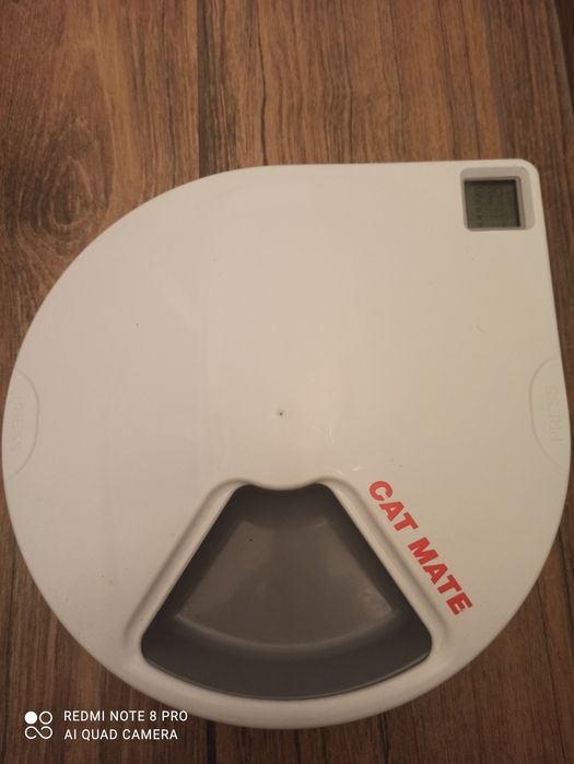 Hrănitoare automată pentru pisici