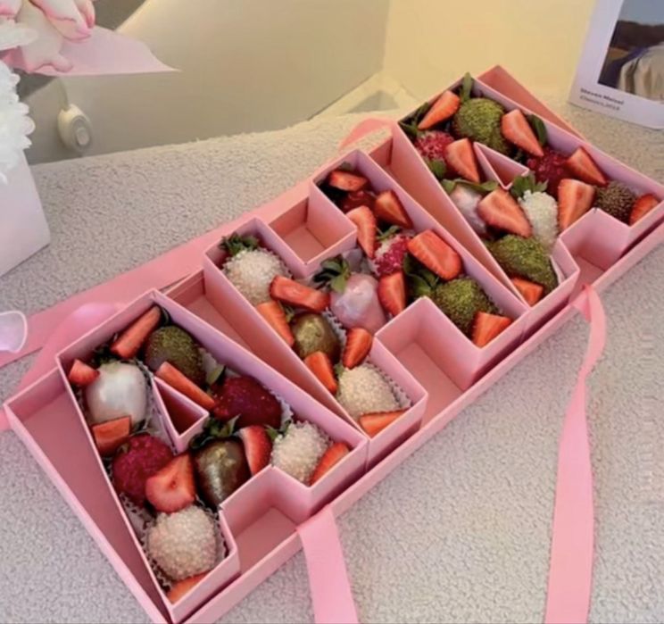 Клубника в шоколаде и тюльпаны