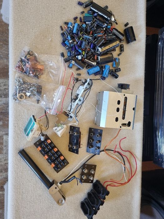 Pachet dif Condensatori, componente Kenwood KR 5200, etc