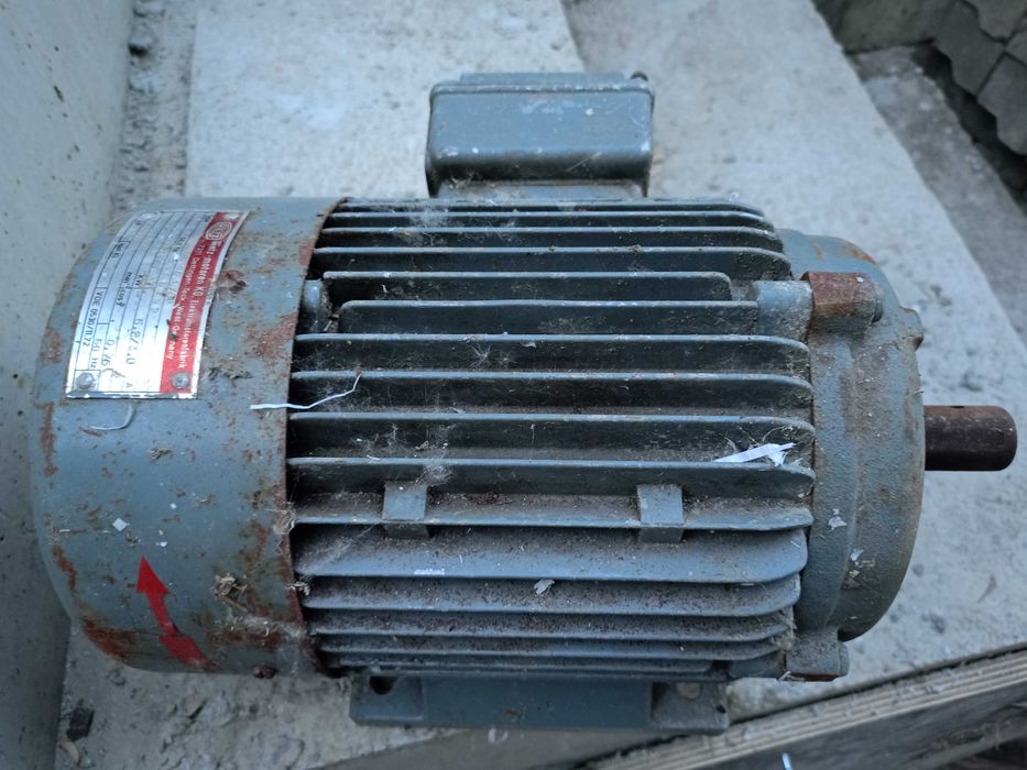 Двигател  трифазен