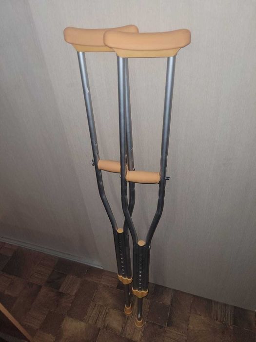 Продам костыли подмышечные 1 пара