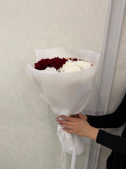 Продам два букета роз с хризантемами