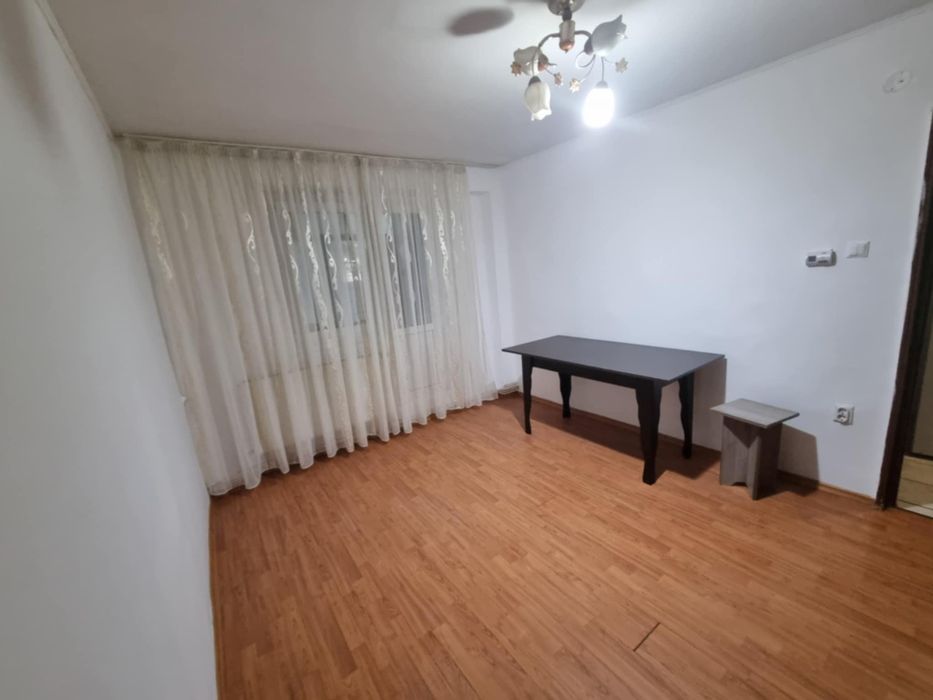 Închiriez apartament la ciocârlia E1
