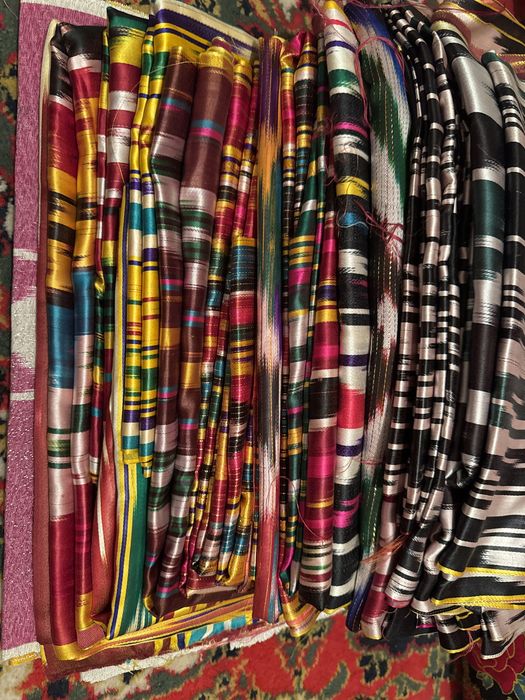 Продается Адрас АТЛАС и крепдишин платки мотерал отрезы 1-2-3 метров