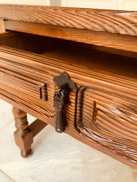 Датска масичка от дърво с малко чекмдже