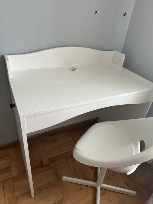 НАМАЛЕНО Бюро в бял цвят (с отвор за кабели и закачалка за чанта)