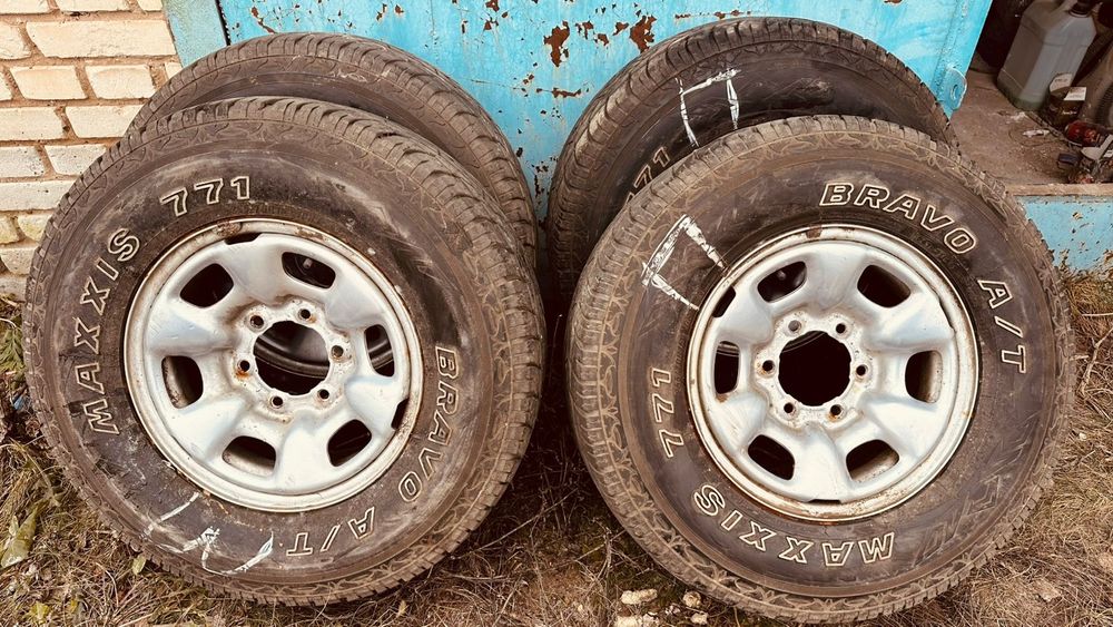 Продам шины с дисками на хайлюкс