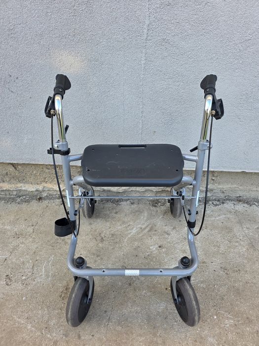 Ролатор/ проходилка за възрастни. Отлично състояние.