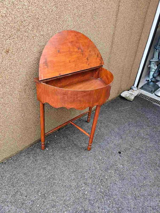 Шкаф с дърворезба