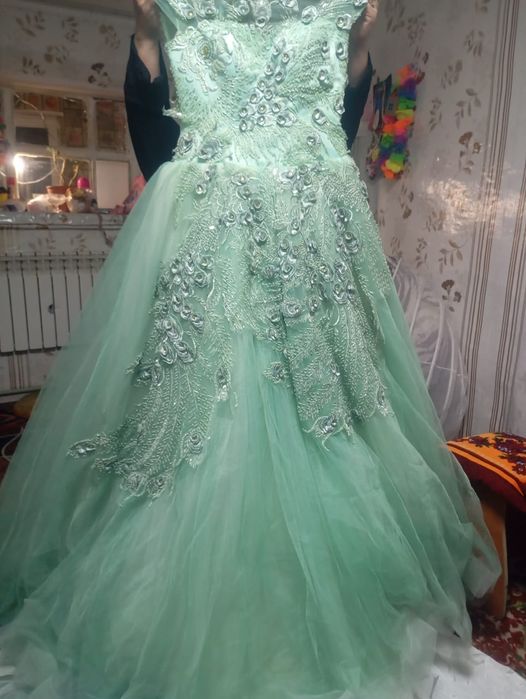 Продам новые платья