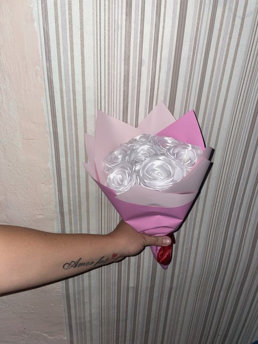 букет из атласных роз