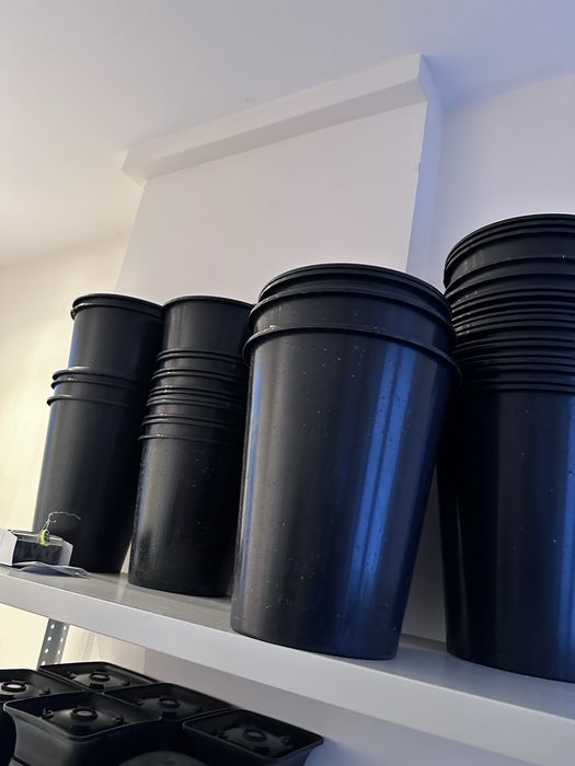 Продаются вазоны стеклянные и пластиковые для  цветочного магазина.