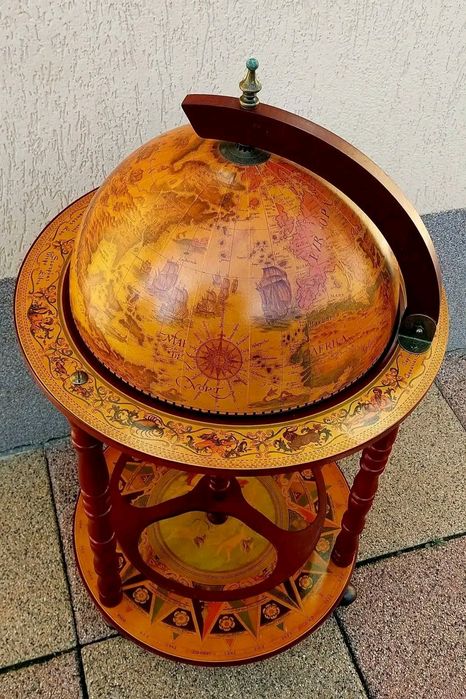 Minibar vintage în formă de glob pământesc.