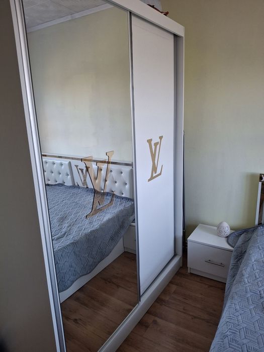 Vind dormitor alb două canate cu oglinda și uși glisante