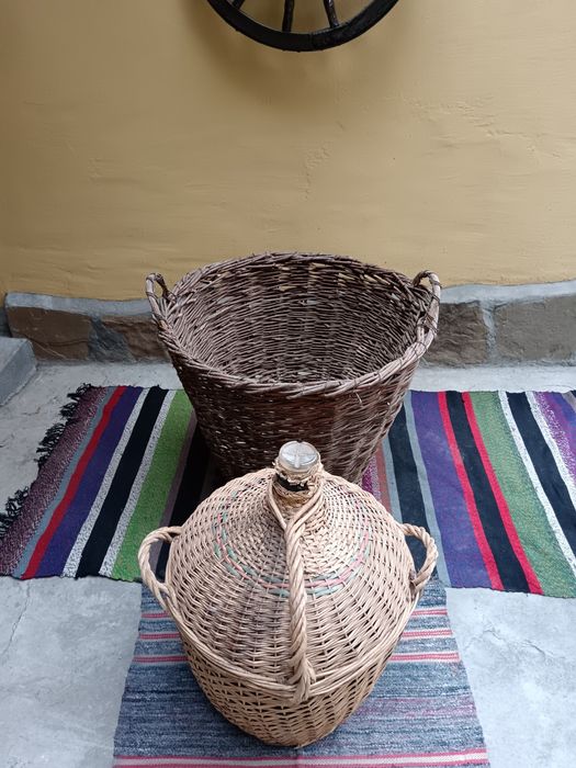 Дървен кош с плетена дамаджана