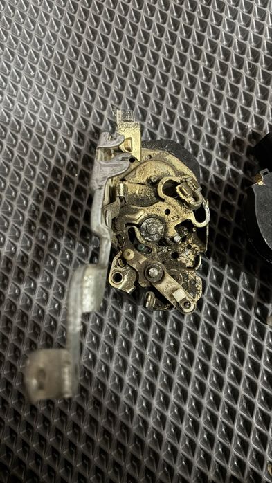 Замок левой двери Тойота