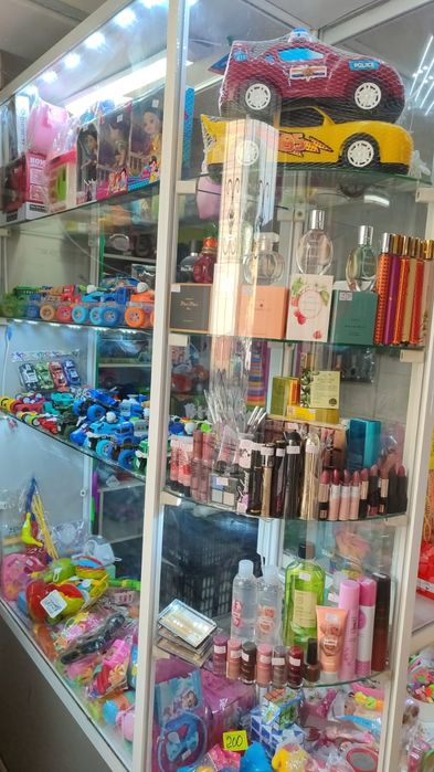 Продам угловую витрину