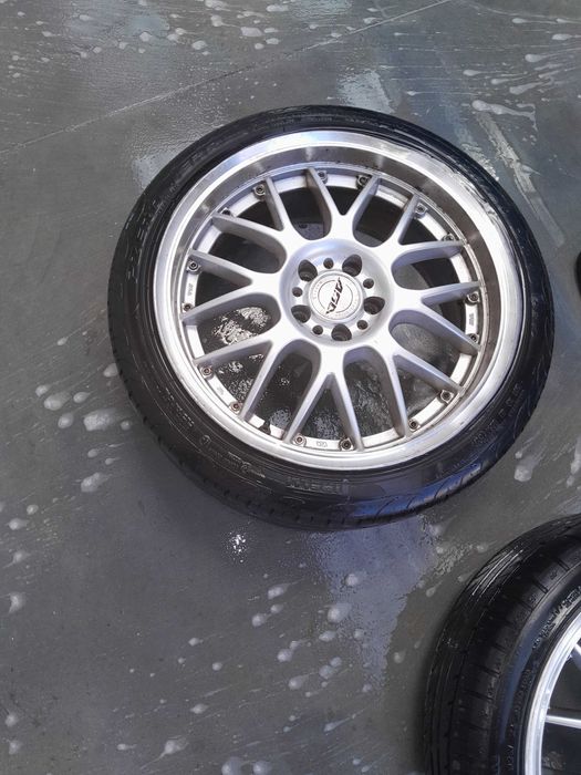 Продавам 4 броя лети джанти , заедно 4 броя гуми