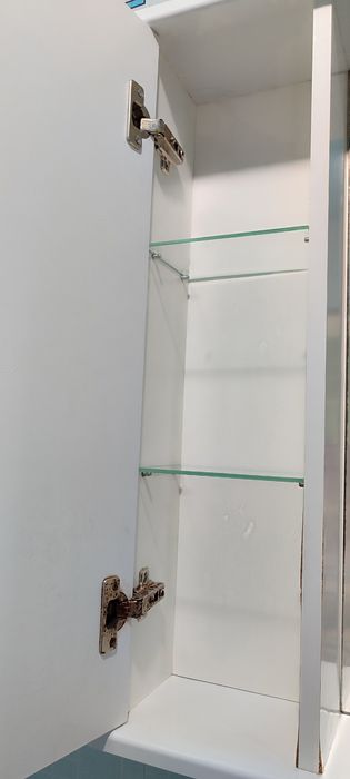 Шкаф с зеркалом.