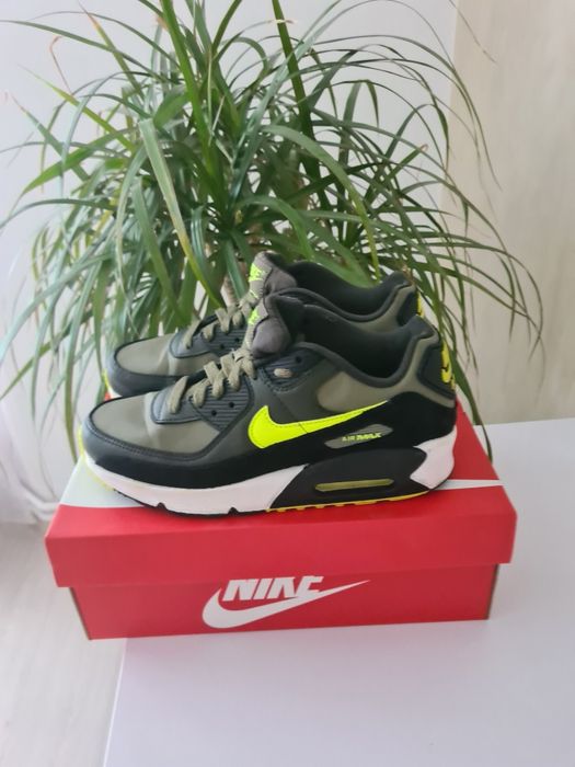 Nike Air Max 90 Medium Olive/Volt-Black. Mărimea 38,5.