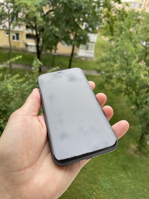 • Iphone  11 • piese • codat retea •