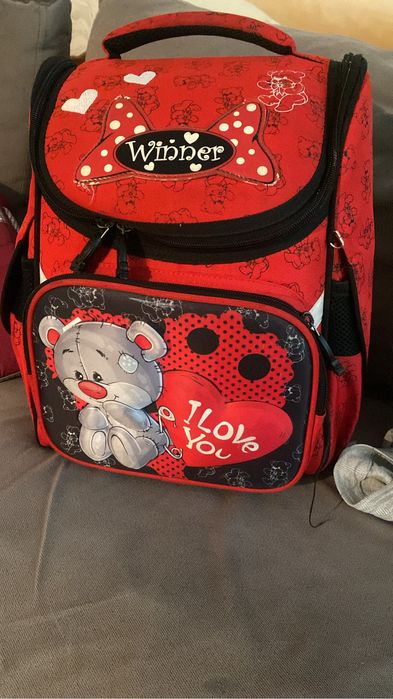 Отдам два портфеля для девочки. В отлчном состоянии.