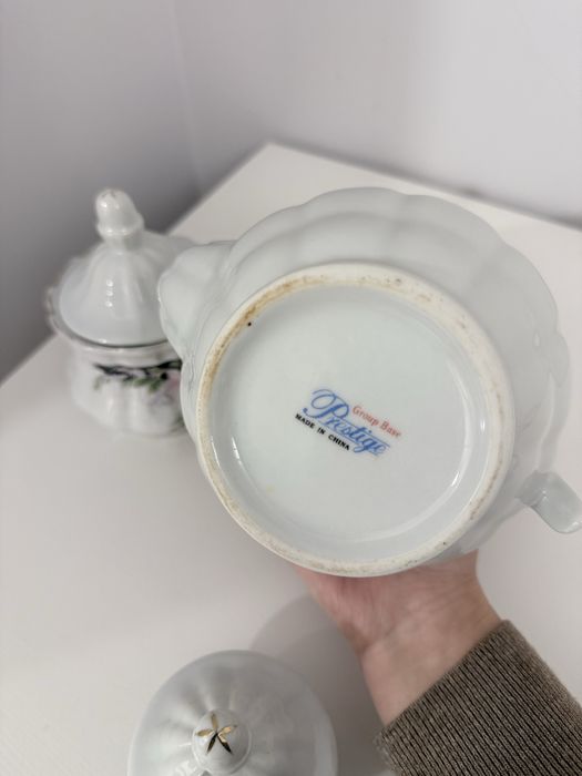 Чайник и сахарница