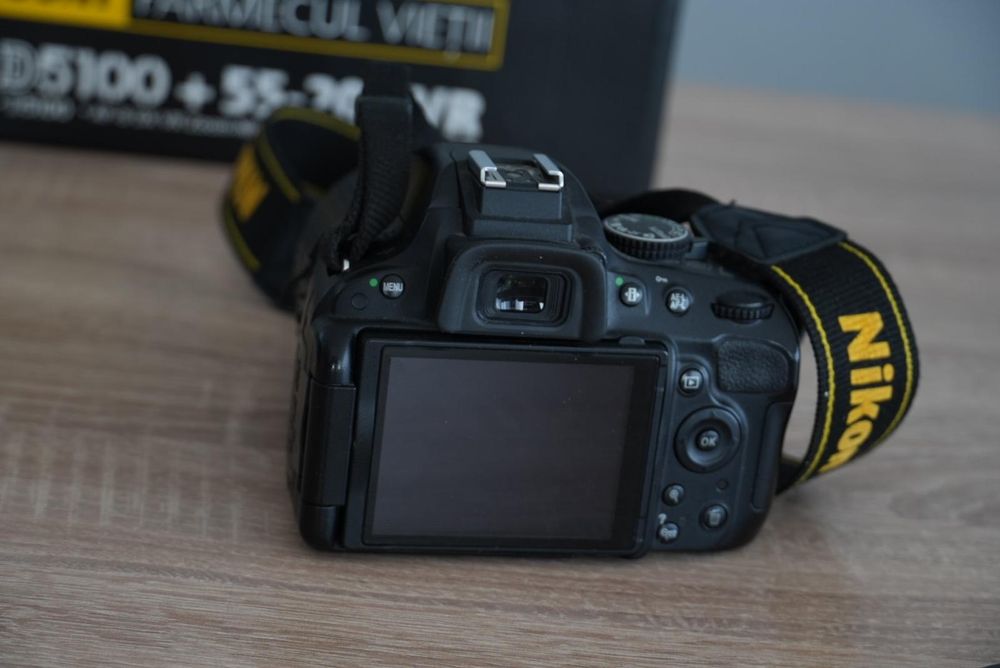 Camera foto Nikon D5100, obiectiv si bliț