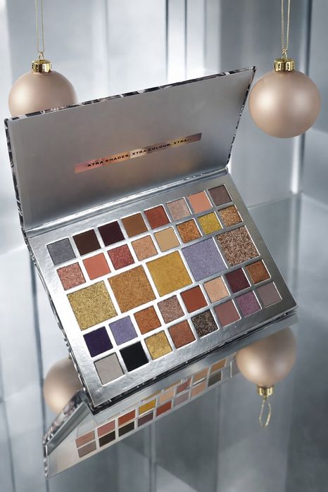 Тени для век от бренда Revolution Beauty london
