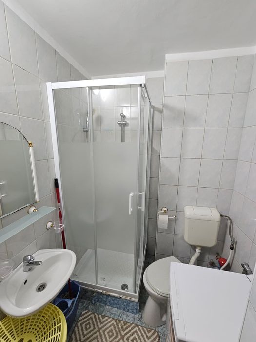 Inchiriez apartament 4 camere in zona polivalenta