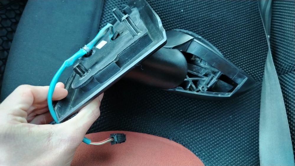 Продавам дясно огледало Citroen C2