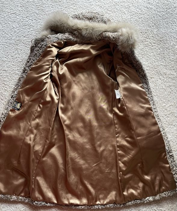 Haina de blana Luxury, din astrahan bej cu vulpe polara