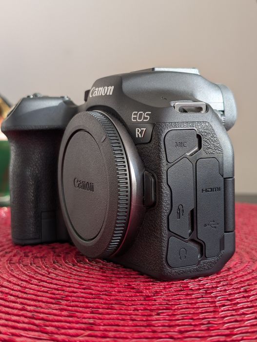 Canon R7 body, impecabil, 21.000 cadre, charger, curea de gat