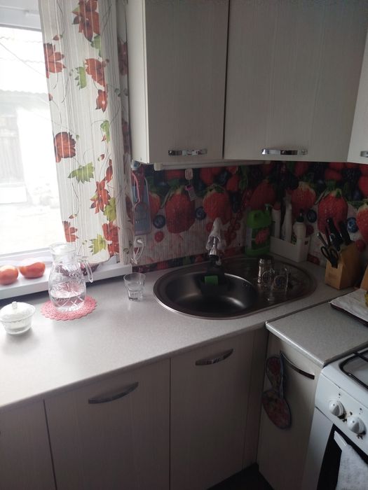 Кухонные шкафы и стол + табуретки (4шт)