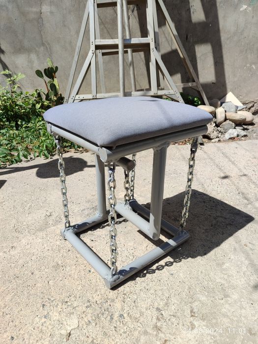 "Левитирующая" табуретка