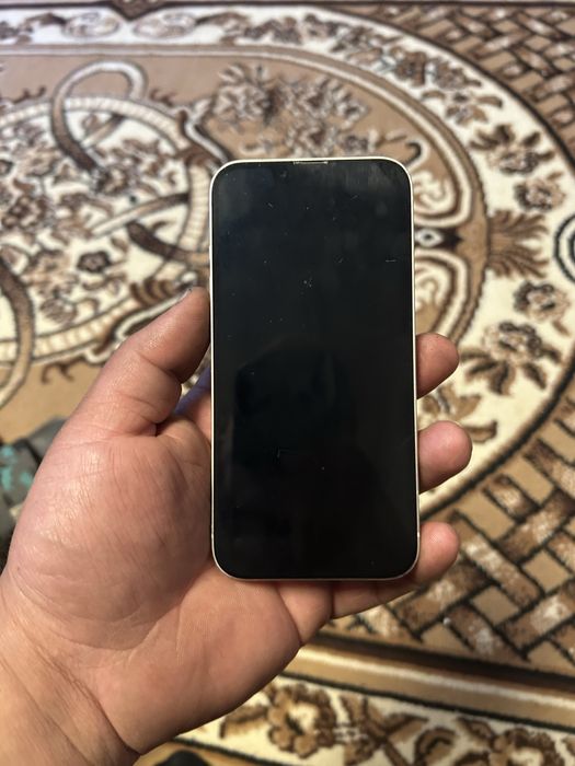 Vând iPhone 13  arata bine