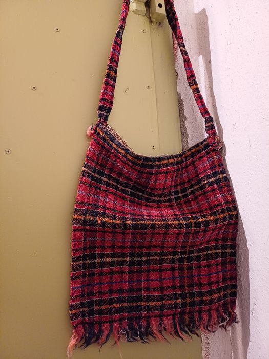 Дамски чанти и ръчно изработени битови торбички.