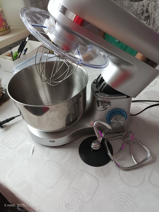 Продам миксер с насадками для тестомеса