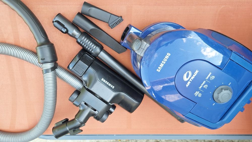Aspirator Samsung fara sac, cu variator de putere