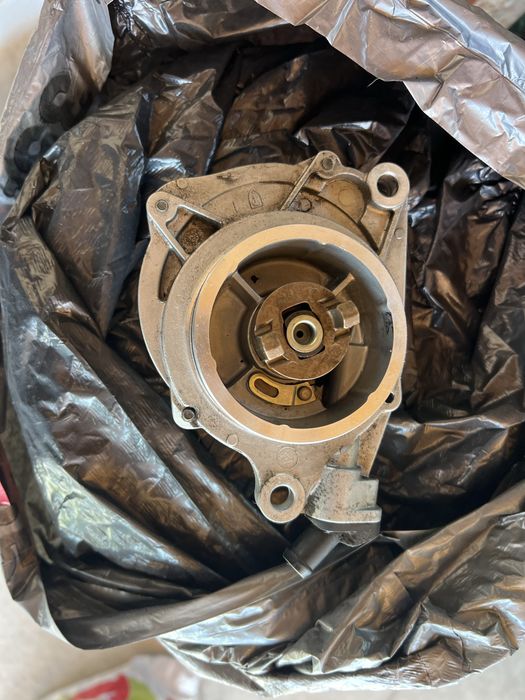 Вакуум помпа за BMW E60 E46 E65 E83 E53