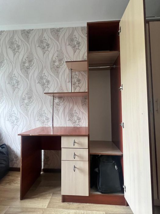 Продам детский гарнитур 55000. Кровать и стол со шкафом.