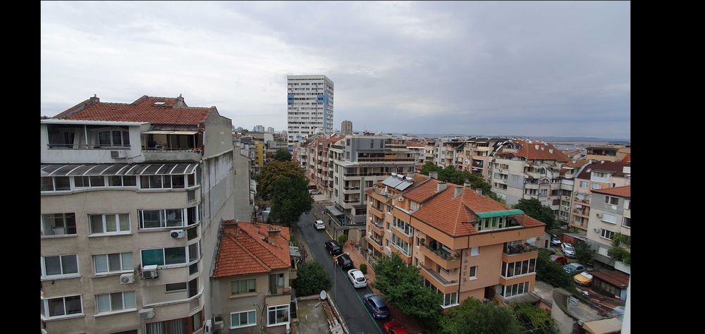 Продавам тристаен апартамент с к/с Лазур с уникална панорама