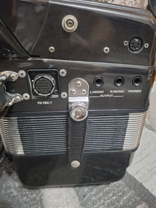 Vând acordeon Roland Fr5