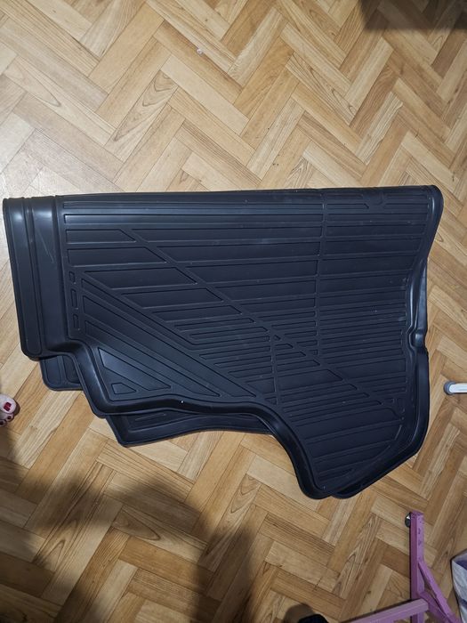 Продам коврик багажника
