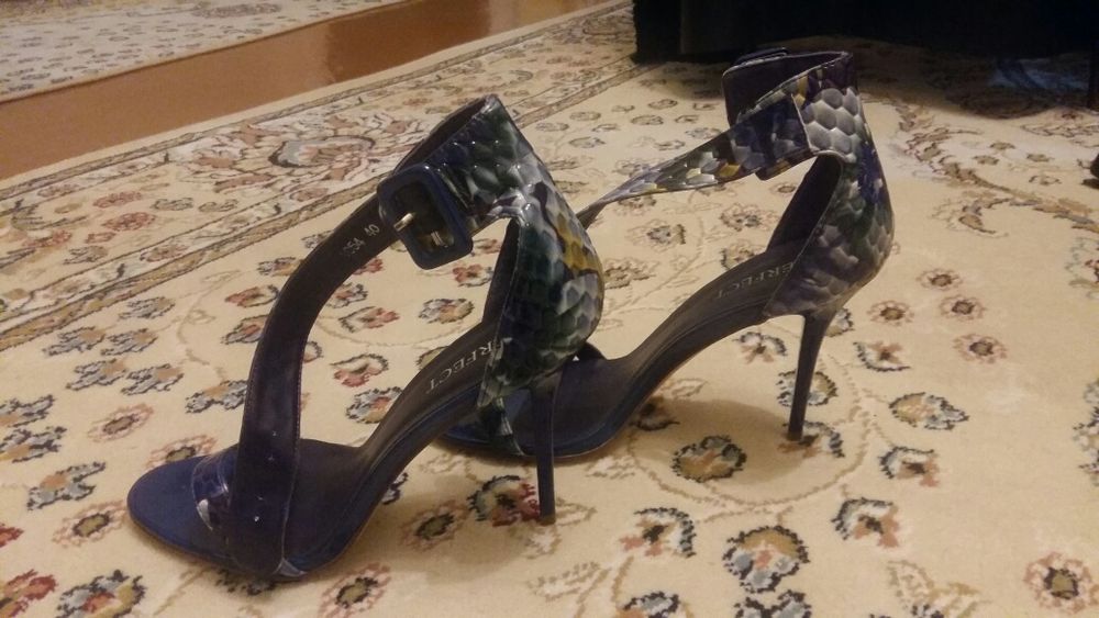 Продаю  вечерние босоножки