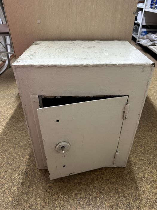 Продам сейф металлический